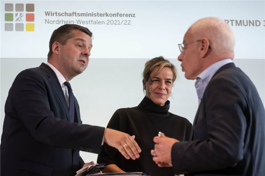 Vize-Kanzler Habeck war heute in Dortmund – Aufruf zum Gas sparen Die neue NRW-Wirtschaftsministerin Mona Neubaur (Grüne) war Gastgeberin der Wirtschaftsministerkonferenz im Fußballmuseum, hier mit Sven Schulze (Wirtschaftsminister Sachsen-Anhalt, CDU) und Jürgen Barke (Wirtschaftsminister Saarland, SPD).