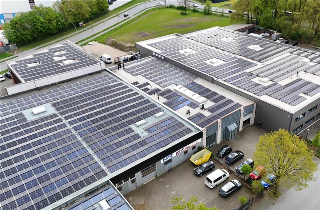 Die neue PV-Anlage erstreckt sich über sämtliche Firmendächer auf dem Gelände von Uwe Stellermann und hat eine Spitzenleistung von rund 750 Kilowatt.