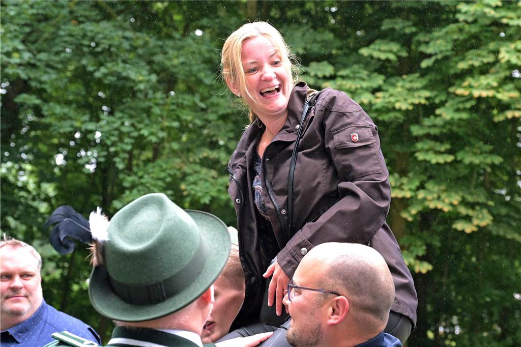 Die neue Regentin Jana Biegel auf den Schultern der Gratulangten.