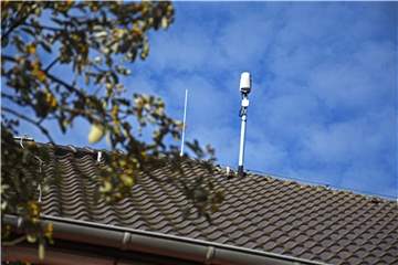 Die neue Richtfunkantenne auf dem Rathausdach ermöglicht eine direkte Datenverbindung zur Johann-Conrad-Schlaun-Schule.