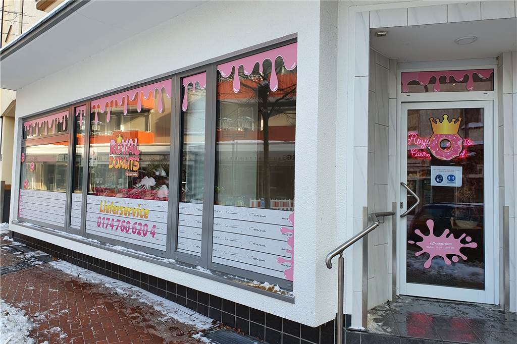 Trotz Schnee-Chaos: Viel Betrieb vor neuem Laden in der Altstadt Die neue „Royal Donuts“-Filiale eröffnete am Wochenende in der Mühlenstraße.