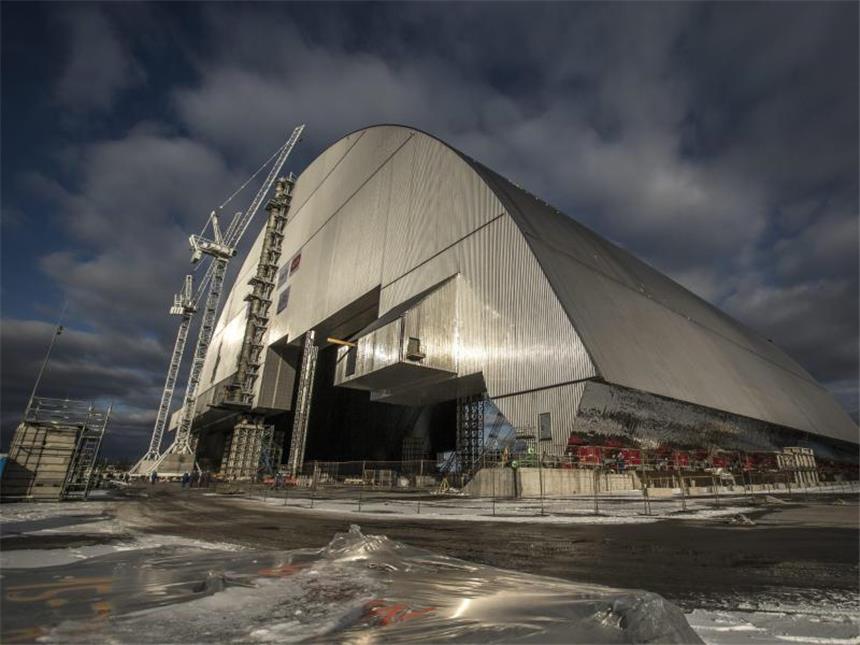 Neue Schutzhülle für Atomruine Tschernobyl Die neue Schutzhülle für die Atomruine Tschernobyl gleitet über den havarierten Reaktor. Foto: Epa/Ebrd Photostream