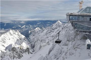 Die neue Seilbahn wartet mit drei Weltrekorden auf. Der Abstand von der einzigen Stütze bis zur Bergstation beträgt 3213 Meter. Foto: Angelika Warmuth/dpa