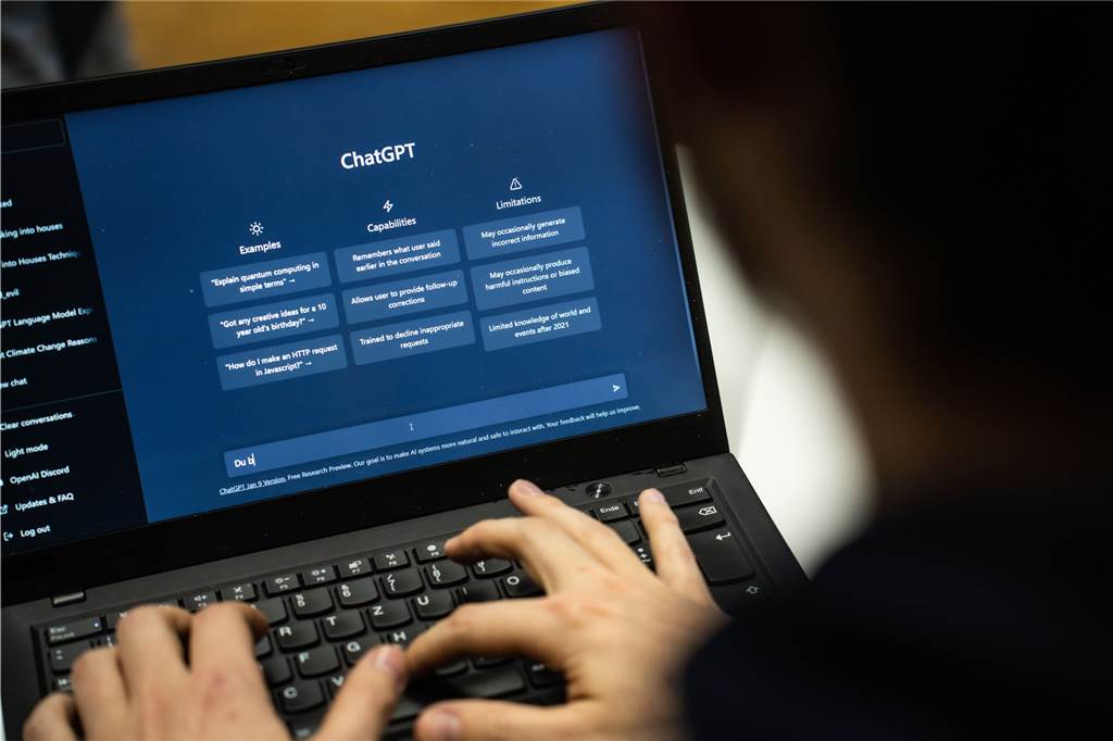 Schüler dürfen Text-Roboter ChatGPT nutzen: Lehrer hat „keine Angst“ Die neue Software ChatGPT kann sekundenschnell Texte schreiben, die kaum von denen eines Menschen zu unterscheiden sind.