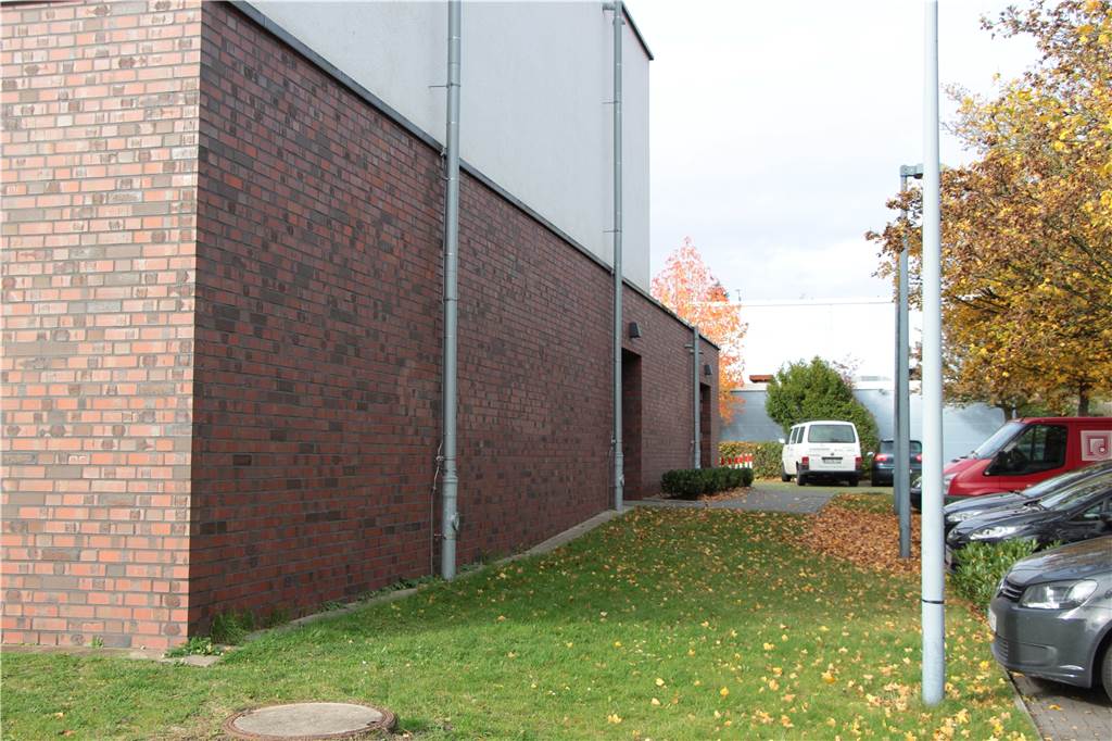 Turnhalle in Werne gesperrt: Nicht nur der Sportunterricht könnte ausfallen Die neue Sporthalle des Christophorus-Gymnasiums, im Hintergrund ist die alte zu erahnen. Beide Hallen sind mit einer Heizung verbunden, die nun defekt ist.