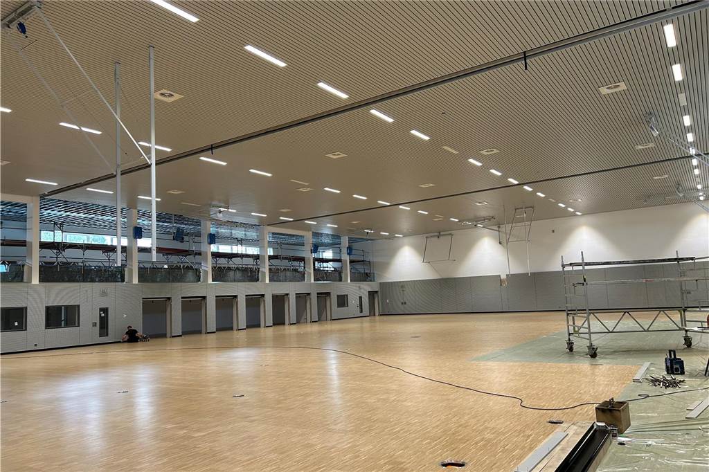 Neue Multifunktionshalle: Von der alten Dreifachhalle ist nicht viel übrig Die neue Sporthalle ist heller als die alte. Und sie hat eine feste Tribüne für die Zuschauer. Schul- und Vereinssport bekommen hier eine Heimat. Aber auch Veranstaltungen wie Abiturbälle sind möglich.