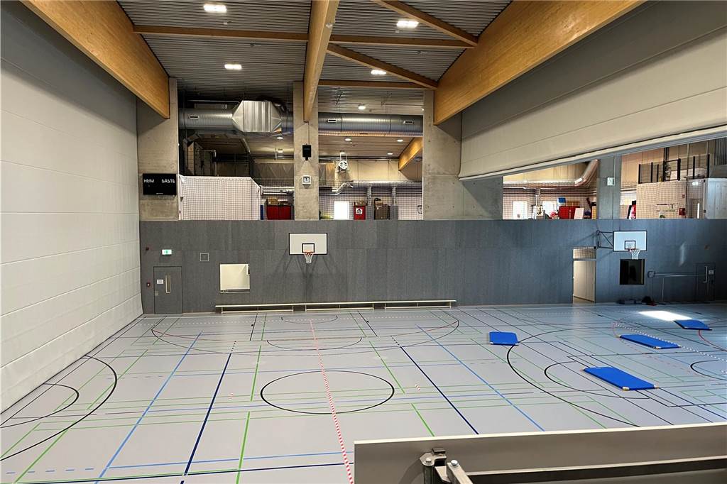 Reinhold Bauhus erklärt den neuen Campus Süd Fertige Turnhalle.