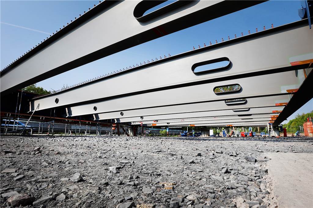 Die neue Stabbogenbrücke wurde Stück für Stück neben der Autobahn errichtet. Jetzt ist sie nahezu fertiggestellt.