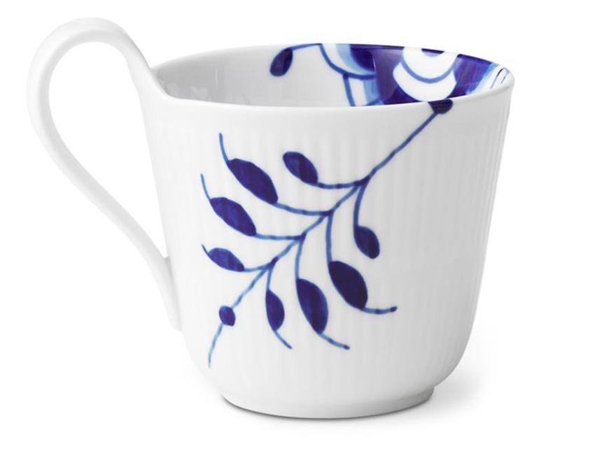 Neuer Fokus bei Küchen- und Essgeschirr Die neue Tasse im Design der Serie Mega Blau Gerippt von Royal Copenhagen basiert auf dem Entwurf einer Schokoladentasse aus dem Jahr 1884. Foto: Royal Copenhagen/dpa-tmn