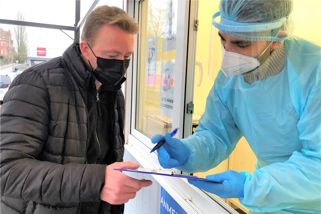 Neue Corona-Teststelle: Ehepaar setzt auf Luftfilter im Test-Container Die neue Teststelle am Einkaufszentrum Bövinghausen wird gut angenommen.