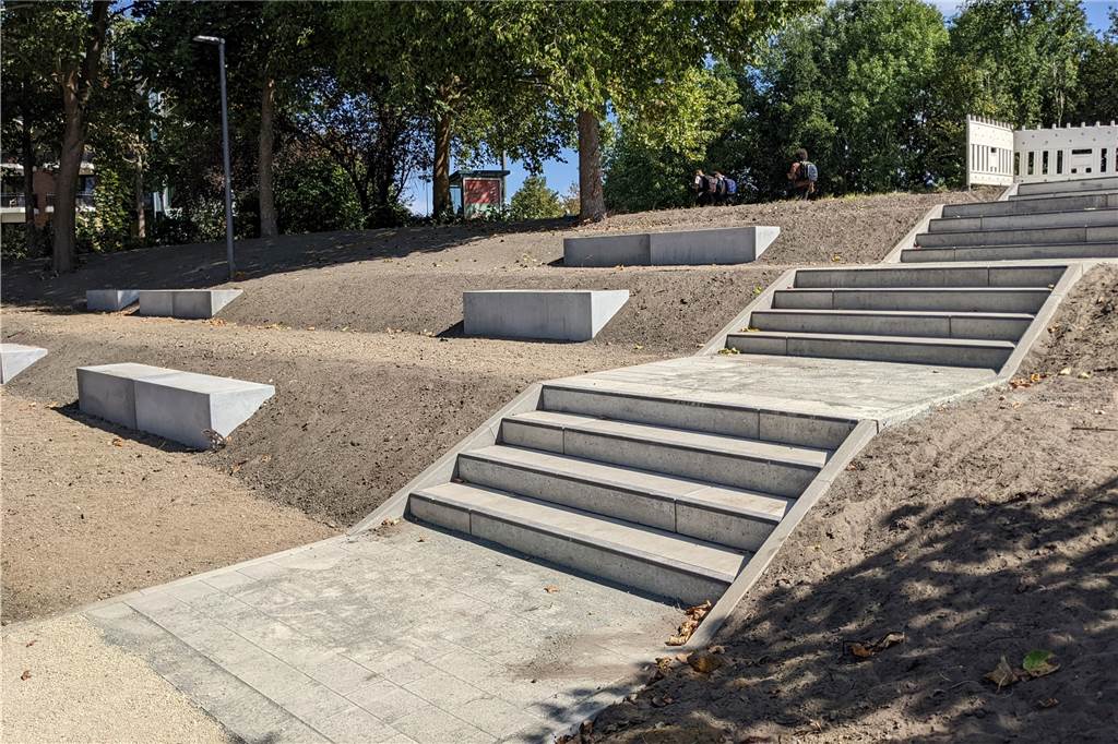 Bauarbeiten: Park in Dorsten wochenlang dicht, Spielplatz gesperrt Die neue Treppenanlage am Gemeinschaftsgarten