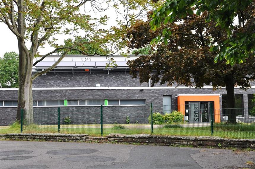 Ickerner Turnhalle: 150 Flüchtlinge sollen kommen Die neue Turnhalle der Janusz-Korczak-Gesamtschule in Ickern. Hier werden 150 Flüchtlinge untergebracht.