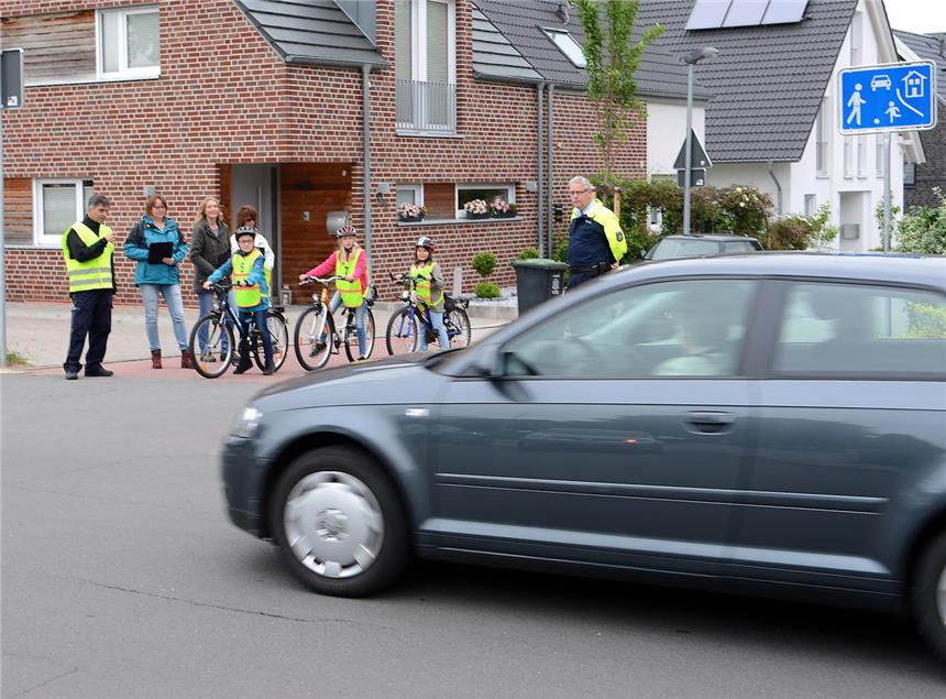 Autofahrer gefährden Kinder bei Radfahrprüfung Die neue Verkehrsregelung an der Kreuzung Mosskamp und Brinkweg an der Grundschule Sythen waren ein Schwerpunkt der Fahrradprüfung von 64 Schülern der vierten Klassen. Begleitet wurde die Prüfung durch Mütter an 13 Kontrollstellen, sowie den Bezirksdienst und Verkehrssicherheitsberater der Polizei.
