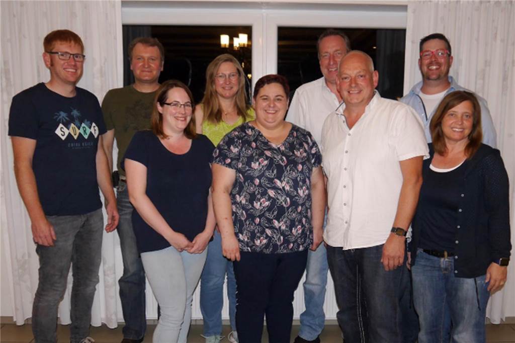 Die neue Vorstandsmannschaft trifft nun die Vorbereitungen für die Session 2021/22: (h.v.l.) Michael Wilmers, Robert Weddeling, Silvia Saga, Claus Brinkmann, Bernd Stenpaß; (v.v.l.) Christina Geiß, Nadine Wensing, Robert Gröting und Tanja Gröting.