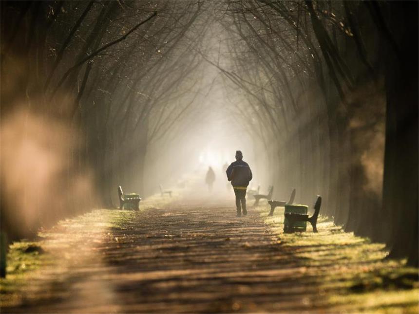 Zum Wochenbeginn Regen, Sturm und milde Temperaturen Die neue Woche startet mit milden Temperaturen. Foto: Julian Stratenschulte