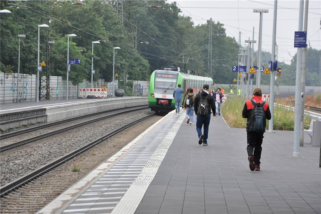 Hauptbahnhof: Wie steht es um Einkaufsmöglichkeiten, Toiletten, Sauberkeit und Service? Die neuen Bahnsteigbereiche liegen Richtung Herne weit weg von den überdachten Bereichen.