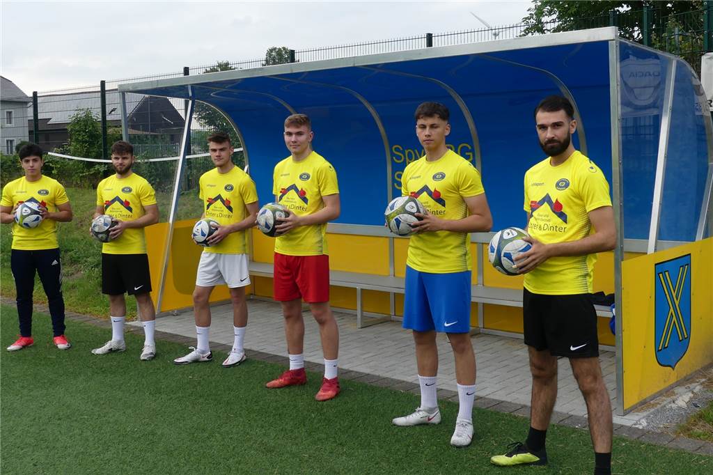 Trainingsauftakt bei Spvg Schwerin: Deutschland-Spiel drohte zu scheitern Die Neuen bei der Spvg Schwerin: (v.l.) Niklas Toribo-Fernandez, Yunus Dogan Göleli, Florian Stolte, Wojciech Lewkowski, Ilýas Markan und Yasin Karadayi. Es fehlen Yalim-Dogan Öztürk und Louis Wißing.
