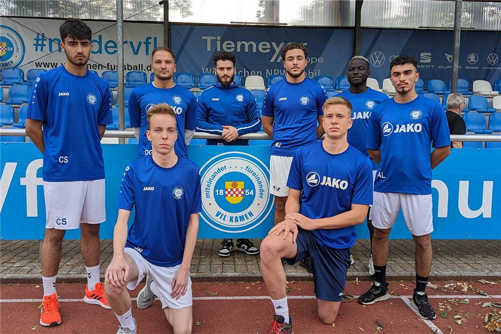 VfL Kamen startet auf ungewohntem Terrain: „Fitness ist das Wichtigste“ Die Neuen beim VfL Kamen: (o.v.l.) Charalampos Stefanidis, Okan Cryns-Güvercin, Talha Temur, Ramazan Korkut, Frank Sagesse Sonna Nanfack, Alper Lafci, (u.v.l.) Jorik Bojda und Erik Heidbrink.