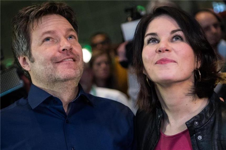 Links, Realo, egal? Grüne auf neuen Wegen Die neuen Bundesvorsitzenden Robert Habeck und Annalena Baerbock freuen sich über ihre Wahl. Foto: Bernd von Jutrczenka