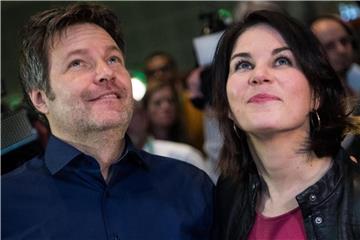 Die neuen Bundesvorsitzenden Robert Habeck und Annalena Baerbock freuen sich über ihre Wahl. Foto: Bernd von Jutrczenka