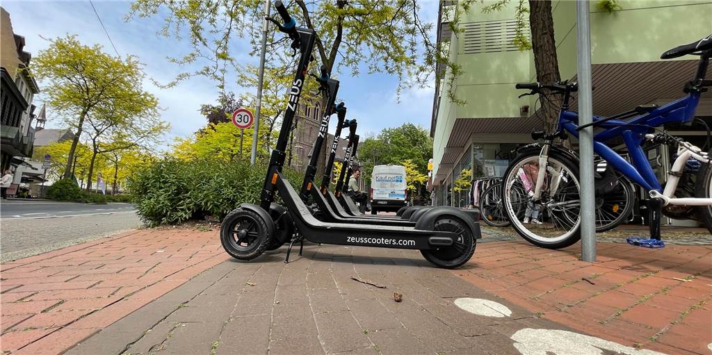 Nächster E-Scooter-Anbieter taucht in Castrop-Rauxel auf Die neuen E-Scooter des irischen Unternehmens Zeus stehen seit 10.5. in Castrop-Rauxel.