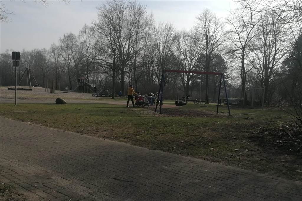 „Parkchaos“ im Losbergpark: Moderne Fahrradbügel sollen Abhilfe schaffen ein Blick auf den Spielplatz im Losbergpark in Stadtlohn