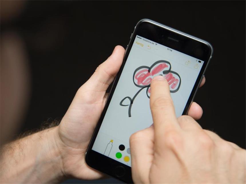 Neuheiten von Apple: Das iPhone 6S und 6S Plus im Test Die neuen iPhones kommen mit iOS 9, das zahlreiche neue Funktionen mitbringt - etwa eine überarbeitete Notizen-App mit Zeichenfunktion. Foto: Andrea Warnecke