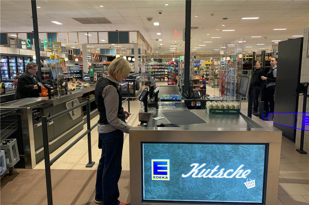 Edeka Kutsche feiert Neueröffnung: So finden Kunden den neuen Markt Die neuen Kassen bei Edeka-Kutsche mussten oft mit neuem Bargeld bestückt werden.