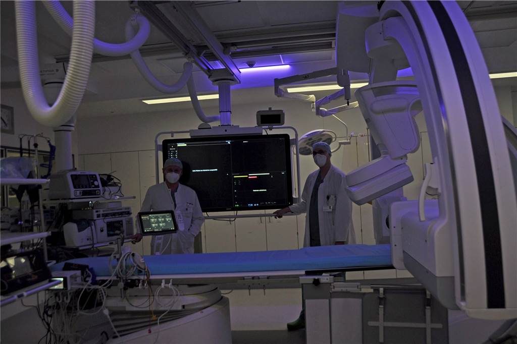 Neues Interventionszentrum: Modernste Medizintechnik im Klinikum Lünen Die neuen Katheterlabore haben ein besonderes Licht- und Musikkonzept: Patienten können sich die Farbe im Raum wünschen und ihre Lieblingsmusik auflegen lassen. Das soll der Entspannung dienen.