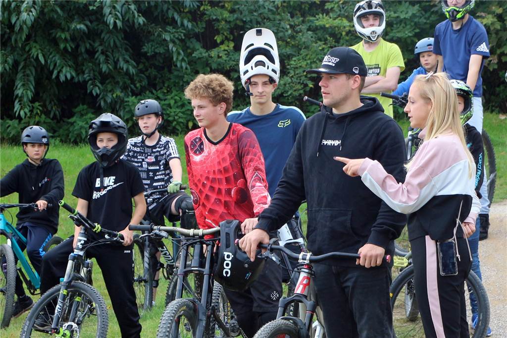 Tipps und Tricks vom Profi: Marc Diekmann nimmt junge Biker mit über die Rampen Die neuen „Kicker" hatte Marc Diekmann (2.v.r.) 2019 selbst angeregt. Laura Hakvoort, Leiterin des Jugendwerks Ahaus, erklärt dem Profi-Biker die neue Errungenschaft.
