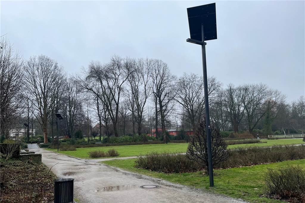Auf der Zielgeraden: Wie der Stadtgarten sich 2023 verändern wird Die neuen Lampen im Stadtgarten in Castrop-Rauxel wurden installiert.