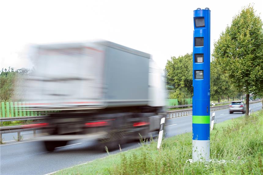 Diese blauen Säulen sind keine Blitzer Die neuen Mautsäulen von Toll Collect sehen aus wie Blitzer.