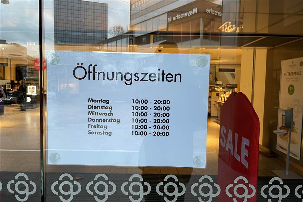 Die neuen Öffnungszeiten stehen an der Tür der Filiale.