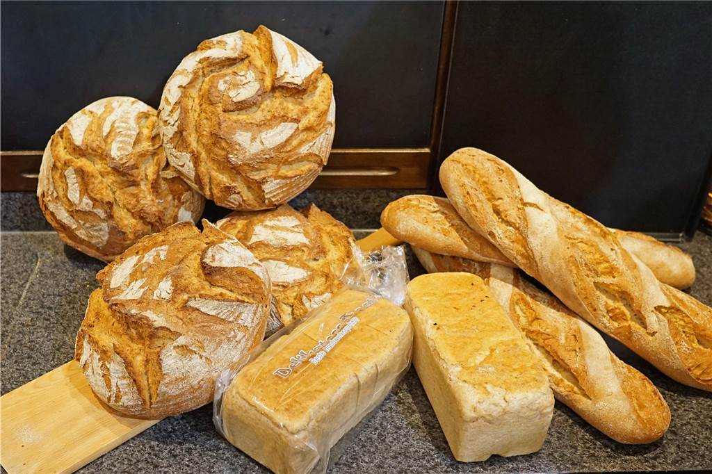 Kunden sind ganz versessen auf das neue Emmer-Brot Brote, gebacken mit Emmer-Getreide.