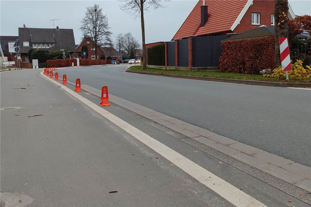 Neue Straßensperrungen angekündigt und Kreisverkehr wieder freigegeben Die neuen Reflektoren, sogenannte Bischhofsmützen, verdeutlichen die Abtrennung von Radweg und Fahrbahn.