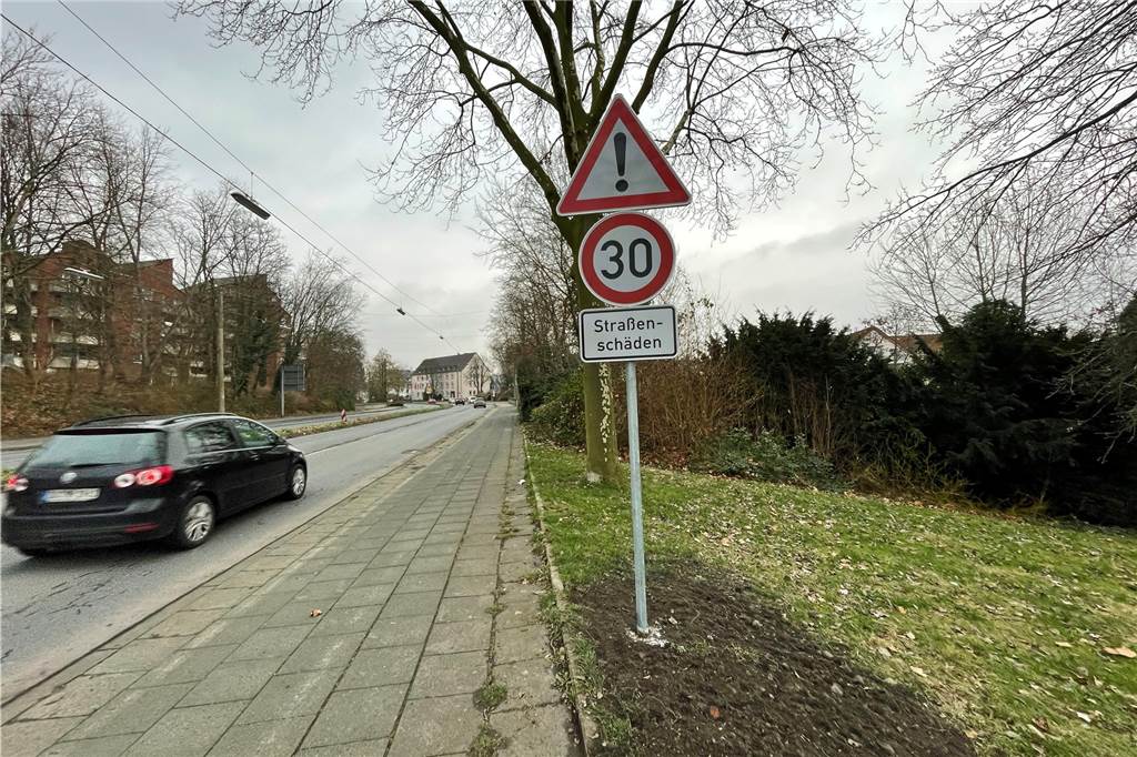 Tempo 30 auf dem Altstadtring: „Eigene Radfahrspur nur für Kinder wichtig“ Die neuen Schilder geben eine neue Höchstgeschwindigkeit am Altstadtring vor.