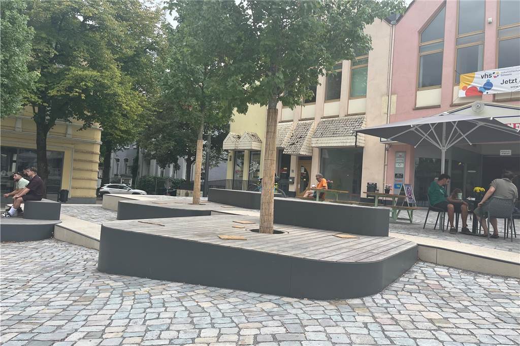 Marktplatz eröffnet - Umfrage: So gefällt den Schwertern das Ergebnis Die neuen Sitzgelegenheiten befinden sich vor der Kuhbar.