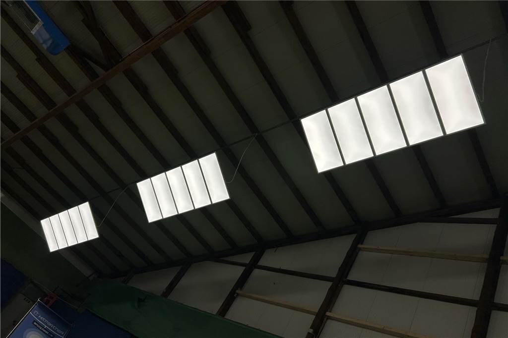 Umbau der Tennisanlage: „Darauf sind wir in zehn Jahren noch stolz“ Die neuen, smarten LED-Paneele lassen die Halle erstrahlen.