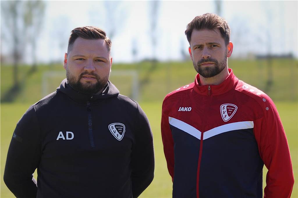 Abstiegskampf in der Kreisliga B1 entschieden: Rückzug von Herringen II Alwin Derksen (l.) und Marvin Krause stehen vor dem Fußballfeld.
