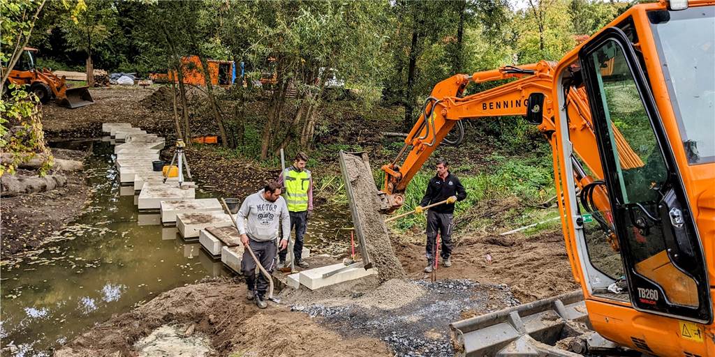 Großumbau in Altstadt-Park von Dorsten: Ein Bachlauf wird zur Baustelle Bauarbeiten am Schölzbach.