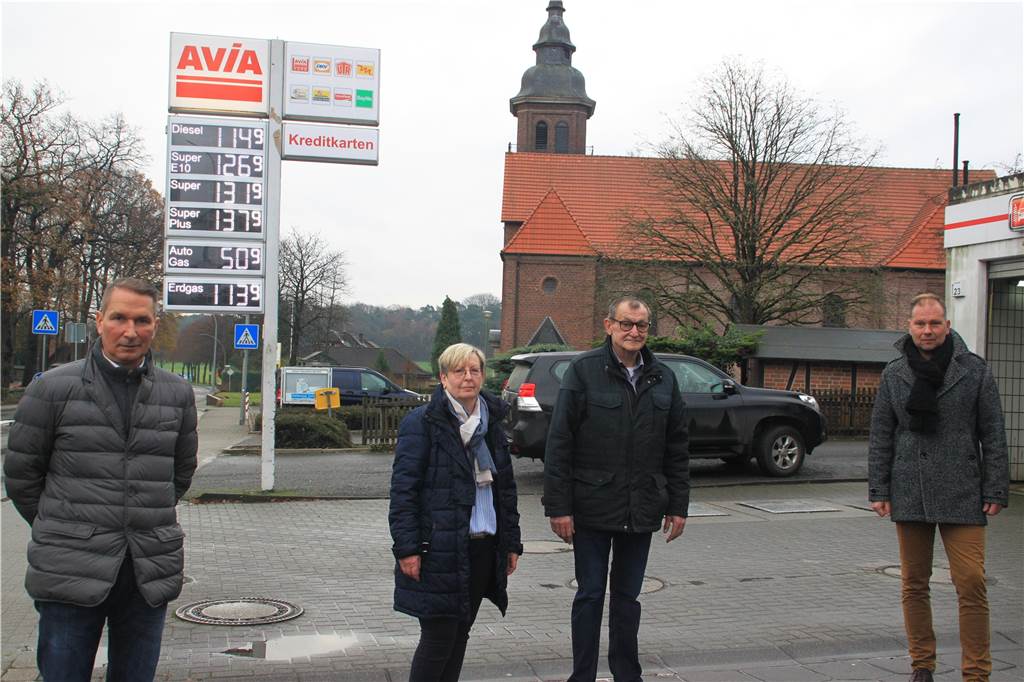 Opfer der Corona-Krise: Lavesumer Tankstellenbetreiber ziehen Reißleine Die neuen und die alten Betreiber: Die Heimrich Klöcker GmbH & Co. KG wird ab Januar den Betrieb von Anneliese und Werner Gülker weiterführen. Im Bild sind außerdem Geschäftsführer Christian Ernst (l.) und Tankstellen-Abteilungsleiter Andre Slawski zu sehen.
