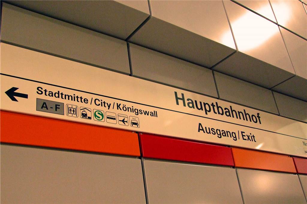 Neuer Gleis-Zugang im Hauptbahnhof eröffnet – Amtsleiterin blieb bei Probefahrt im Aufzug stecken Die neuen Wände sind aus Material, das besonders resistent gegen Schmierereien und Graffiti sein soll.