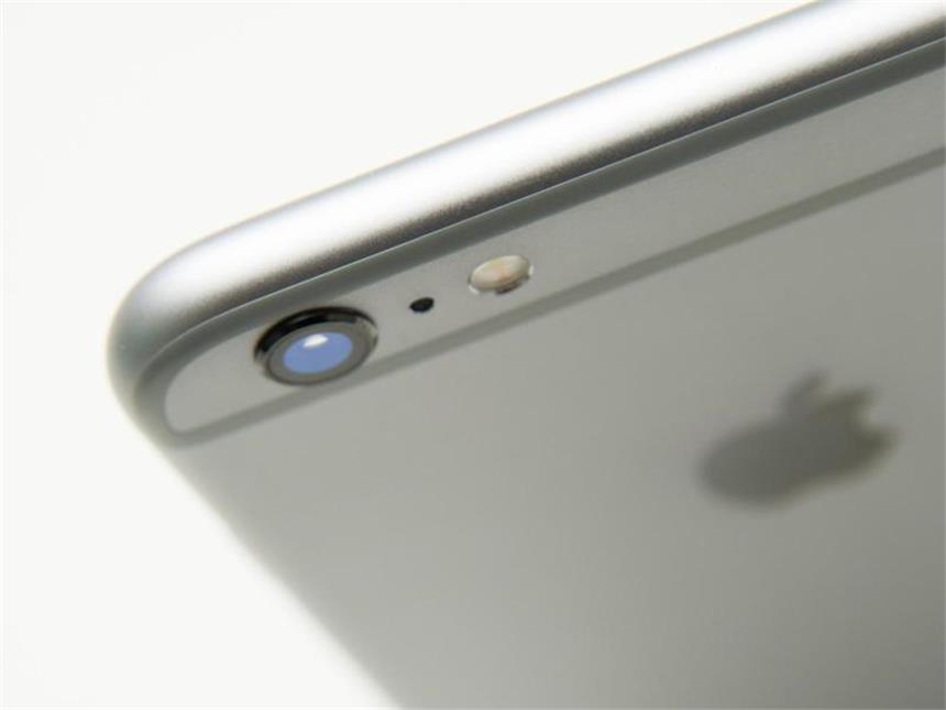 Neuheiten von Apple: Das iPhone 6S und 6S Plus im Test Die Neuerungen des iPhone 6S und 6S Plus stecken unter der Haube. Die Kamera etwa wurde durch ein besseres Modell ersetzt. Statt 8 gibt es nun 12 Megapixel. Foto: Andrea Warnecke