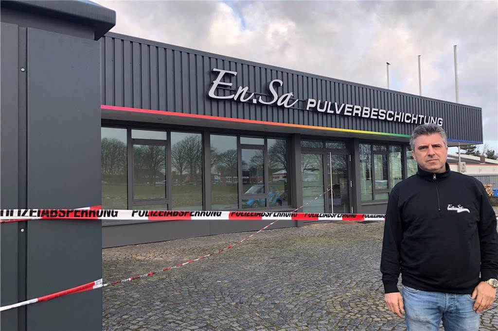 Unternehmer-Trost nach dem Großbrand: „Enzo, ich weiß, wie du leidest“ Die neugestaltete Fassade der Ensa-Pulverbeschichtung am Südlohner Weg hat den Brand überstanden, doch dahinter haben Rauch und Flammen alles zerstört. "Wir kommen wieder", verspricht Unternehmenschef Enzo Samele.