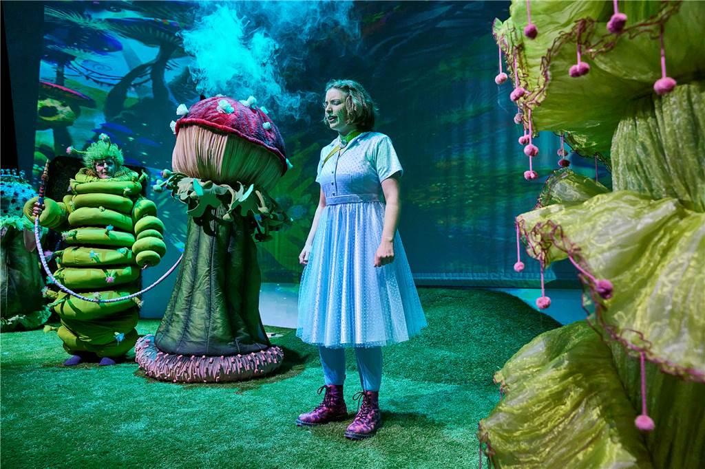 Theater, Shows, Konzerte: Weihnachtliches für die ganze Familie szene aus alice im wunderland