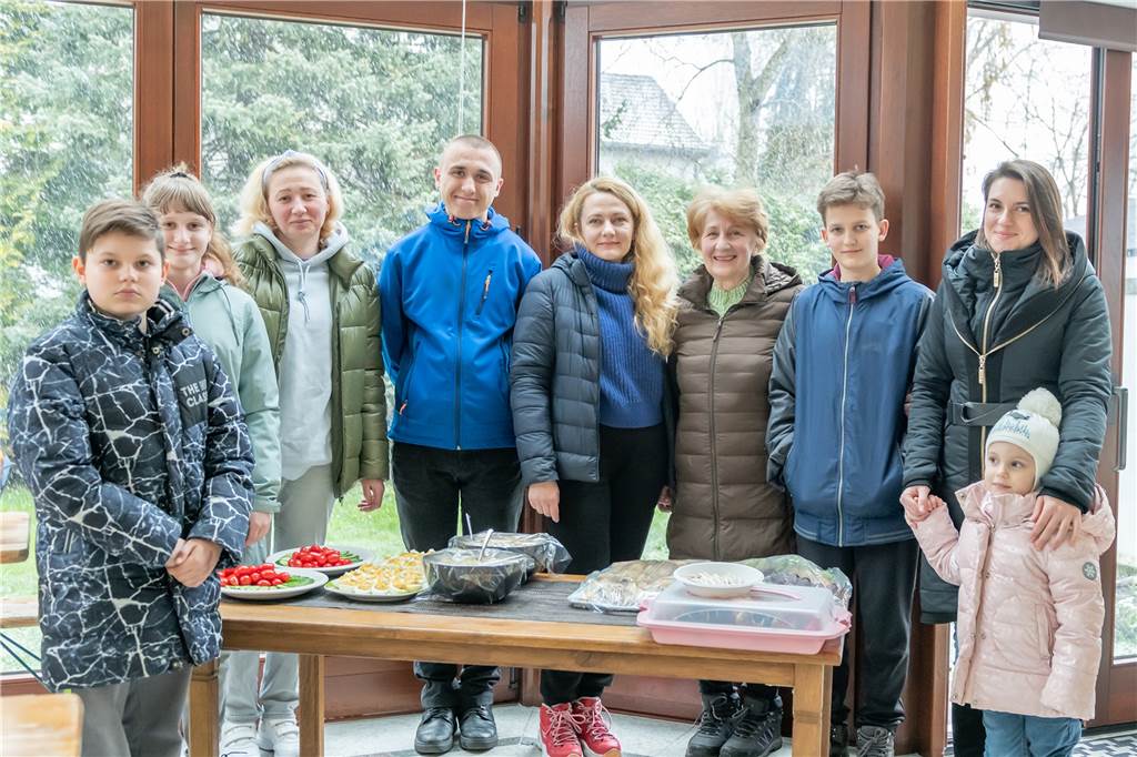 Ukrainische Geflüchtete erzählen von Flucht und kochen für ihre Helfer Die neun Geflüchteten aus der Ukraine, die in das Haus in Brambauer eingezogen sind: (v.l.) Jaroslav (15), Kristina (12), Marina (35), Ansenij (15), Viktorija (44), Valentyna (71), Svatoslav (10), Julia (32) und Zoriana (3).