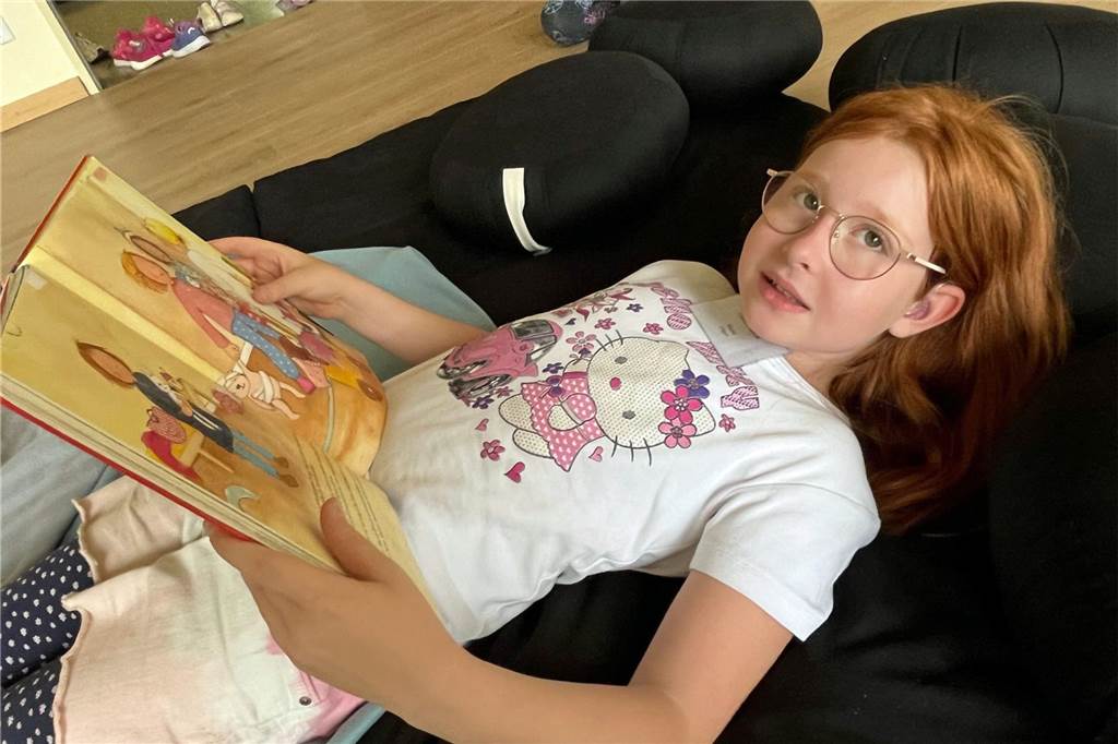 Die neunjährige Marie hat es sich oben im Juwel zum Lesen gemütlich gemacht.