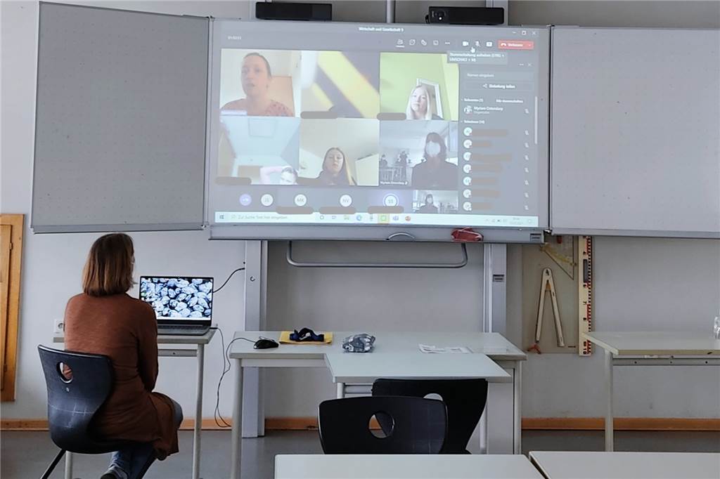 Die Neuntklässler kommunizierten per Videokonferenz mit der Familie Stowermann.