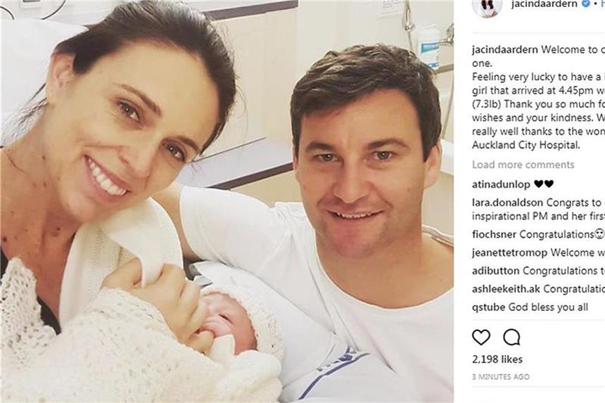 Neuseelands Regierungschefin bringt Mädchen zur Welt Die neuseeländische Premierministerin Jacinda Ardern und ihren Partner Clarke Gayford mit ihrem Baby. Foto: Jacinda Ardern/INSTAGRAM