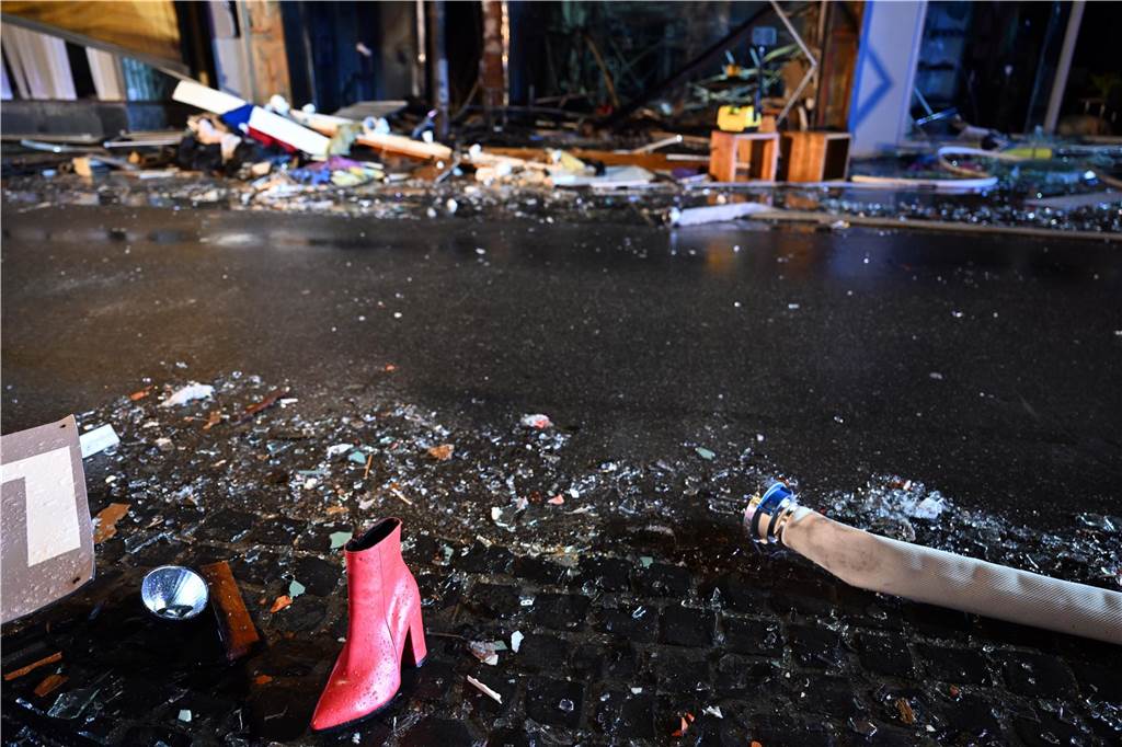 Explosion in Fußgängerzone: Verletzte weiter in Lebensgefahr Trümmer liegen vor einem Haus in der Neustraße.